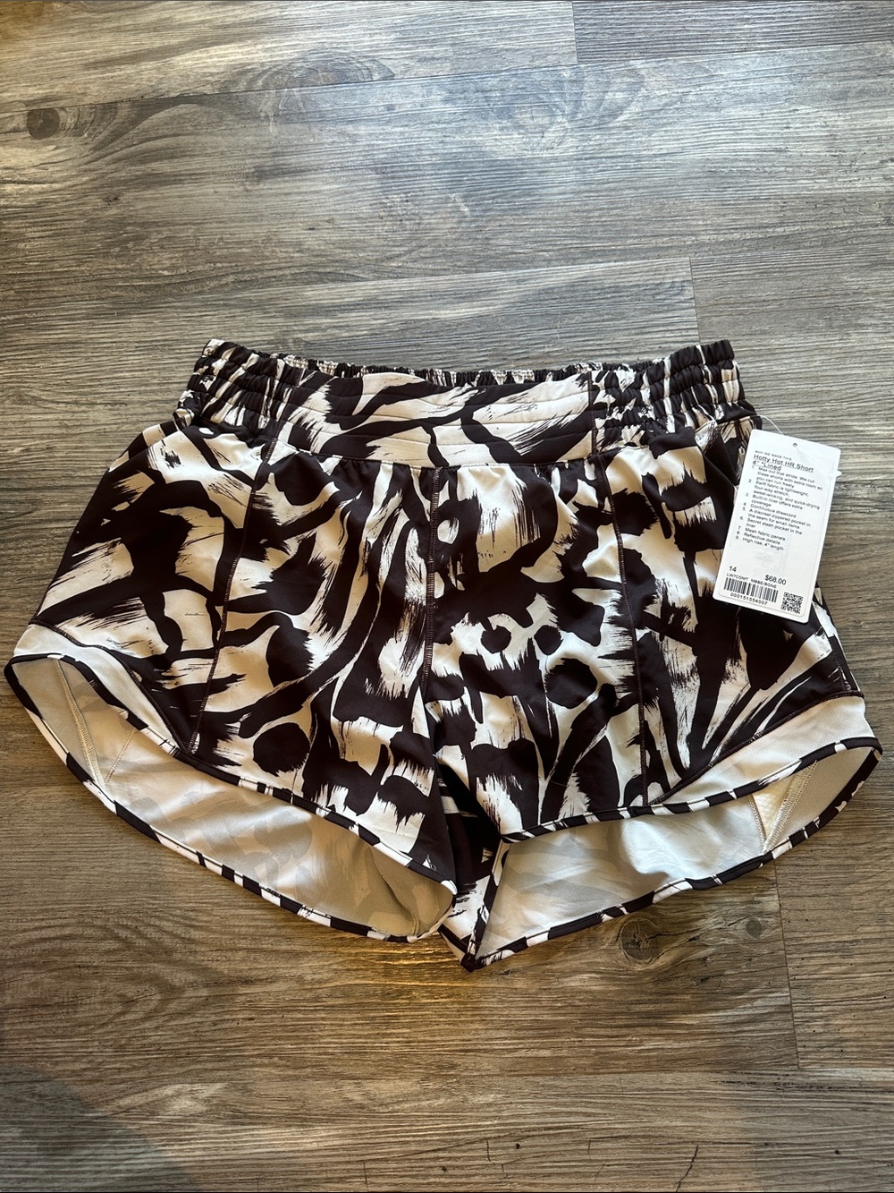 NEW with tags! Hotty Hot HR Short 4"Monarch Bloom Bone Espresso/Bone
Size: 14